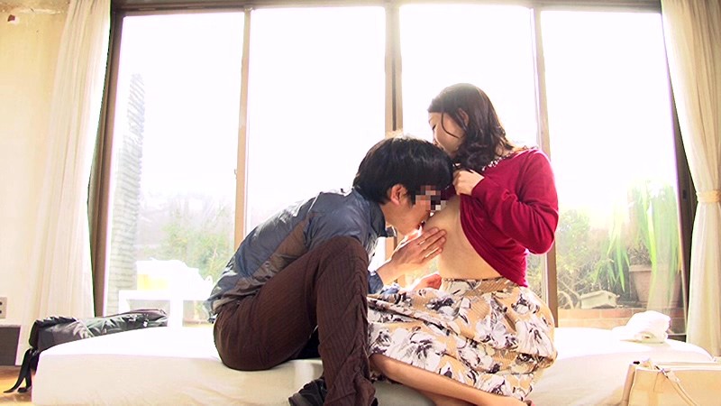 一般男女モニタリングAV 禁断の歳の差筆おろし企画 マジックミラーの向こうには実の息子！いまだ童貞の男子大学生と巨乳の「友達のお母さん」が素股でセックスの予行演習に挑戦！二人っきりの密室でずっと揉んでみたかった友人母の大きなおっぱいに童貞ち○ぽは… 2｜（1dvdes00936）マジックミラーの向こうには○○ 2016年2月発売