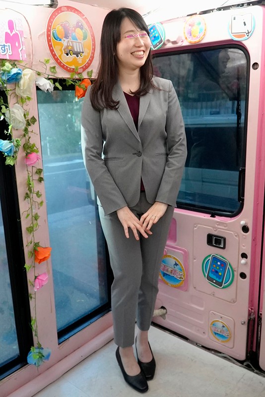 顔出し解禁！！ マジックミラー便 一流企業で働くパンツスーツのピタパン尻OL編 タイトなパンツスーツに包まれたパッツパツのむっちり尻を揉みしだかれ恥じらいながらも濡れてしまったエリートおま○こにデカチン挿入！！ in銀座＆虎ノ門｜（dvdms00631）マジックミラー便（MM便） 2021年2月発売