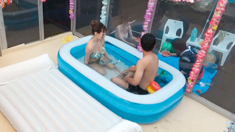 顔出しMM号 未成年のビキニ女子限定 ザ・マジックミラー Wデート中の仲良し大学生カップル交換企画！ぬるぬるオイル素股に挑戦！ 2 恋人の目の前でイケナイと思いつつもクリトリスとチ○ポを擦り合わせ恥ずかしさと気持ちよさでヌルッと挿入！全員まさかの生中出し！！ i…｜（dvdms00730）ザ・マジックミラー（MM号） 2021年11月発売