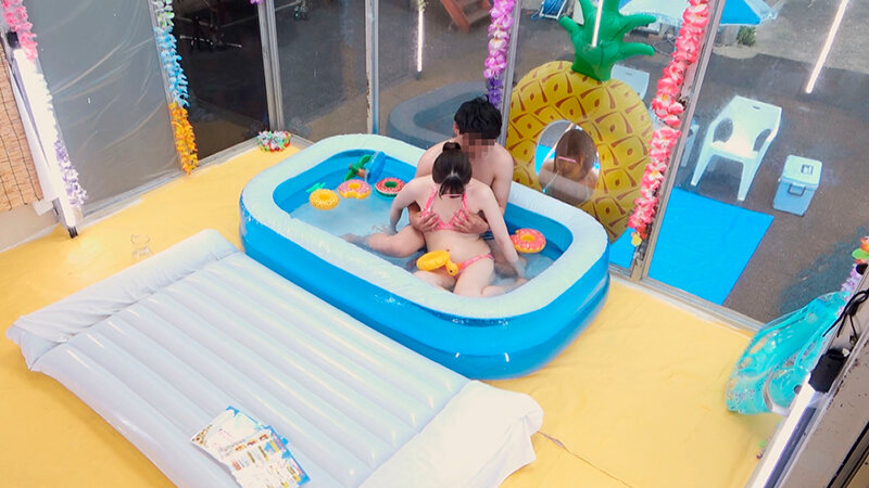 顔出しMM号 ビキニ女子限定 ザ・マジックミラー Wデート中の仲良し大学生カップル交換企画！ぬるぬるオイル素股に挑戦！ 3 恋人の目の前でイケナイと思いつつもクリトリスとチ○ポを擦り合わせ恥ずかしさと気持ちよさでヌルッと挿入！全員まさかの生中出し！！ in海水浴場｜（dvdms00850）ザ・マジックミラー（MM号） 2022年7月発売