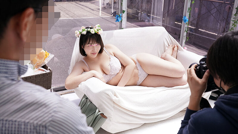 ザ・マジックミラー特別編！旦那の寝取られ願望実現企画 in MM号『メモリアルヌード』撮影中に恥じらいながらも愛液を垂らしてしまった清楚妻は逆転マジックミラー越しに夫が見ているとは知らずデカチンSEXでのけぞりイキが止まらない！｜（dvmm00030）ザ・マジックミラー（MM号） 2023年11月発売