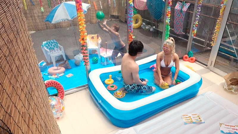 顔出しMM号 真夏のビキニギャル限定 ザ・マジックミラー Wデート中の仲良しカップル交換企画！ぬるぬるオイル素股に挑戦！恋人の目の前でイケナイと思いつつもクリトリスとチ○ポを擦り合わせ恥ずかしさと気持ちよさでヌルッと挿入！全員まさかの生中出し！！ in海水浴場｜（dvmm00035）ザ・マジックミラー（MM号） 2023年11月発売