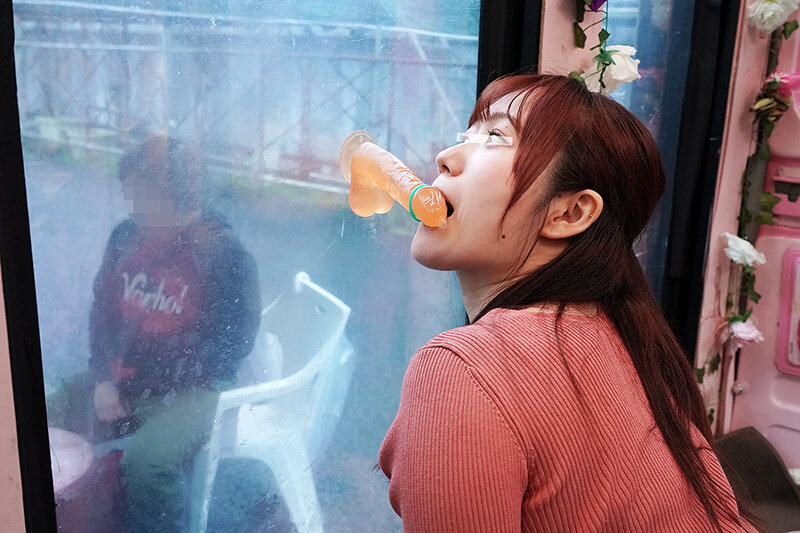 一般男女モニタリングAV×マジックミラー便コラボ企画 愛する夫の目の前で路上NTR！清楚な人妻が「お口だけでコンドーム装着」に挑戦！2 ノーハンドでデカチンを咥えたご無沙汰妻のオマ○コは欲しがり汁が溢れ出す！旦那の目の前で寝取って最後はゴムを外して生中出し！｜一般男女モニタリングAV 2025年8月発売