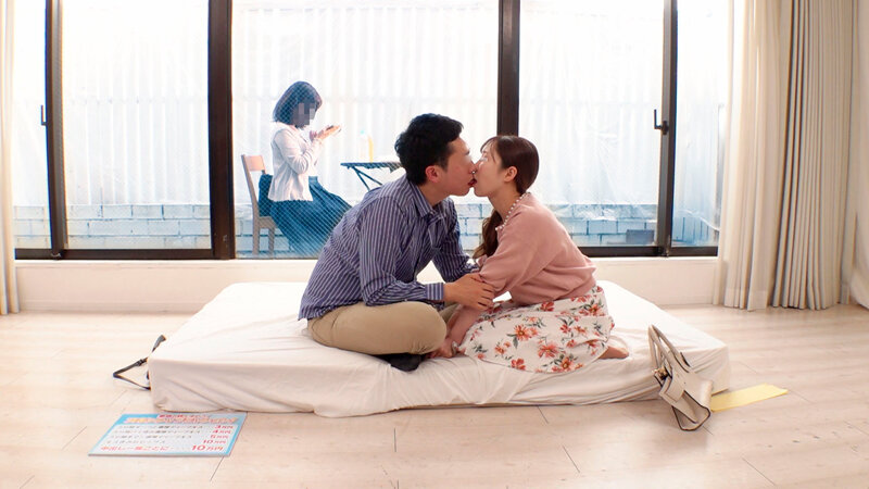 一般男女モニタリングAV マジックミラーの向こうにはキスすら拒む妻！欲求不満旦那と妻の妹が「ずーっと濃厚ディープキス」ミッションに挑戦！舌を激しく絡め合わせるねっとりベロチューでオマ○コがトロけた妹は姉（妻）が真横にいるのに姉の旦那と禁断のキスまみれセック…｜（dvmm00314）マジックミラーの向こうには○○ 2025年11月発売