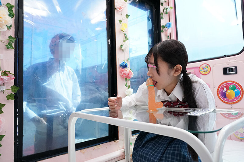 一般男女モニタリングAV×マジックミラー便コラボ企画 彼氏の目の前で路上NTR！女子○校生が初めての「お口だけでコンドーム装着」に挑戦！ノーハンドでデカチンを咥えたうぶなオマ○コは恥じらいながらもびしょ濡れ！彼氏の目の前で寝取って最後はゴムを外して生中出し！｜（dvmm00365）一般男女モニタリングAV 2026年3月発売