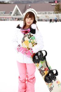 マジックミラー号 ゲレンデに来ていた幸せいっぱい新婚カップルナンパ！旦那が目の前で浮気！その様子を見て悲しんでいる奥さんを口説き、旦那までミラー越し30cmの距離で寝取って声を押し殺せないほどイカせる！｜寝取り・寝取られ・NTR MM号動画（1sdmm00020） 2019年6月発売