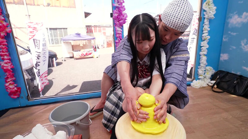 女〇〇生が挑戦するパイズリ陶芸チャレンジ！敏感すぎる乳首の先っちょを粘土とオイルで刺激され未熟な体がアツーくなってしまった思春期お嬢様は初めての中イキ＆中出ししちゃうなんて！撮って出し！マジックミラー号～なこ編～｜（1totte00271）撮って出し！マジックミラー号 2025年12月発売