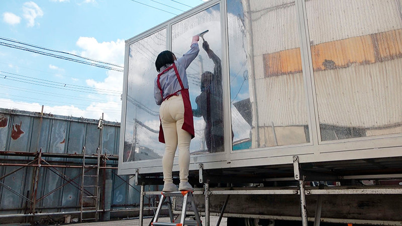 ザ・マジックミラーに派遣された清掃員おばさんのピタパン尻に我慢できずにバックからねじ込むデカチン即ハメ！「撮影なんて聞いて無いです…」断られても強引にイカせるデカチン監督の高速ピストンSEXを完全収録！！日本一エロ～い車の中でデカ尻妻が旦那では味わえない連…｜人妻・主婦 MM号動画（dvdms00749） 2021年12月発売