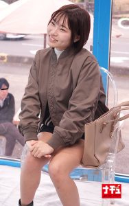 【ゆうか（20）】マジックミラー号でかる～くAV出演！「顔は撮らないなら…」尻はめパネルで後ろから潮吹きイカセ！尻コキだけの約束破ってハプニング挿入！彼氏の前でねじ込まれた他人棒のこの上ない快感に負け中出しを許しちゃう欲求不満な巨尻彼女｜バイブ MM号動画（1nhdtc21201） 2026年5月発売