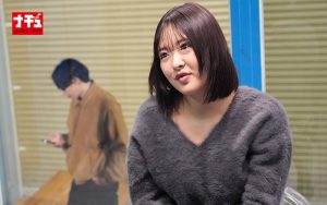 【りさ（22）】マジックミラー号でかる～くAV出演！「顔は撮らないなら…」尻はめパネルで後ろから潮吹きイカセ！尻コキだけの約束破ってハプニング挿入！彼氏の前でねじ込まれた他人棒のこの上ない快感に負け中出しを許しちゃう欲求不満な巨尻彼女｜バイブ MM号動画（1nhdtc21202） 2026年5月発売
