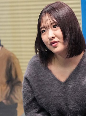 【りさ（22）】マジックミラー号でかる～くAV出演！「顔は撮らないなら…」尻はめパネルで後ろから潮吹きイカセ！尻コキだけの約束破ってハプニング挿入！彼氏の前でねじ込まれた他人棒のこの上ない快感に負け中出しを許しちゃう欲求不満な巨尻彼女｜バイブ MM号動画（1nhdtc21202） 2026年5月発売