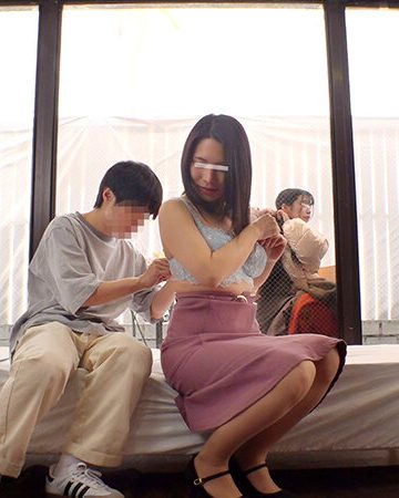 一般男女モニタリングAV マジックミラーの向こうには実の娘（=彼女）！「娘がダメなら私が…」巨乳母がデカチンすぎて童貞卒業できない娘の彼氏を優しく筆おろし！2 フル勃起デカチ○ポを根元まで受け挿れたご無沙汰オマ○コと性欲溢れる童貞チ○ポの中出しセックスは1…｜素人 MM号動画（dvmm00406） 2026年6月発売
