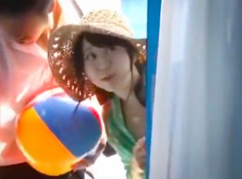 【素人ナンパ×ミラー号】ビキニが良く似合う可愛い系のお姉さん！彼氏にもバレそうな場所で浮気生ズボ膣内イクSEXさせられ…♡