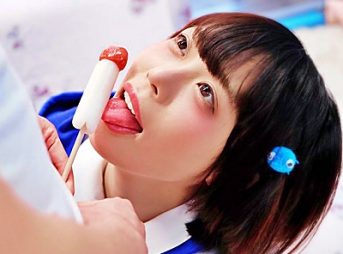 〈ミラー号〉幼カワ女子が手をパタパタさせて優しくフェラって前から突き込まれて乳首も弄られ感じちゃう♥