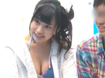 【素人ナンパ×ＭＭ号】水着美女が卑猥なマッサージで彼氏がそばにいるのに感じてしまう！びしょ濡れおマンコに激突きなか出し！