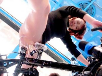 【ママチャリｘ潮吹き】スレンダーデカぱい美人若主婦が電動アクメバイクでハメ潮おもらしｗｗ