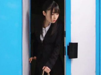 【幼いマン】「ダメです…逝っちゃうーーーーッ」ミラー号で性的事案発生！就職と引き換えに膣内射精された激シコ美女