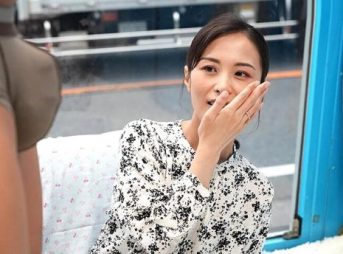 【まじっくみらー号】「やだっ！…旦那より大きい…♡」旦那と子供が近くにいるのに巨根に我慢できずにヌルっと挿入して生ナカ出し！