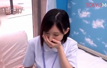 【MM！童貞男救済×看護師】「めっちゃ固い」現役看護師の授乳手コキは即イキ必至！真面目なショートカットで大きなおっぱい看護娘！