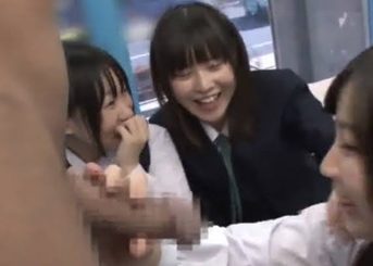 【MM×JK制服３人娘がミラー号の餌食に】「初心な感じが抜ける」美女は後輩の前でおチンコ入れられ、激しい突きにイッちゃう。