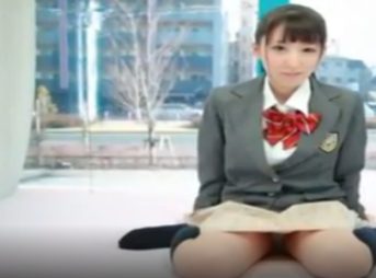 【マジミラ号】黒髪貧乳童顔の新人女優が車外に野次馬多数のマジックミラー便で全裸ニーハイでWフェラしてちんぽ二本顔面射精抜き