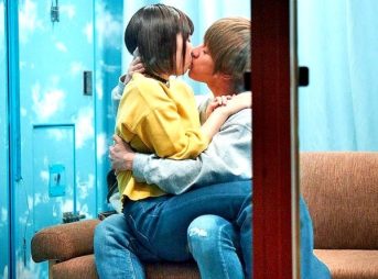 ［マジックミラー号］素人ナンパ‼『大胆セックスを生で見たくないですか❓』大人数に見られているとは知らない幼い巨乳娘❤