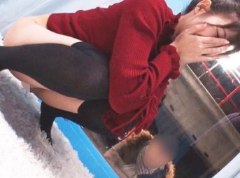 〈マジックミラー便〉ミラーの向こうにいるカレの真ん前でオマンコ露出して指マンされえろ汁が飛び散りパコられちゃう