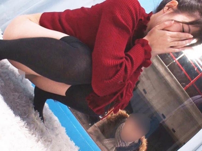 〈マジックミラー便〉ミラーの向こうにいるカレの真ん前でオマンコ露出して指マンされえろ汁が飛び散りパコられちゃう