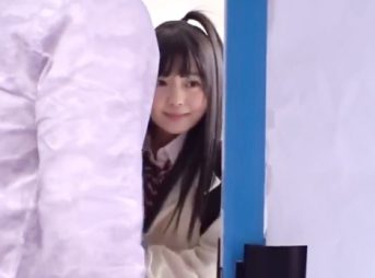 《素人ナンパ企画》「なになにｗなにここｗ」彼氏のチンポ当てゲームでスレンダー貧乳ちっぱい幼い美女が寝取られちゃうｗ