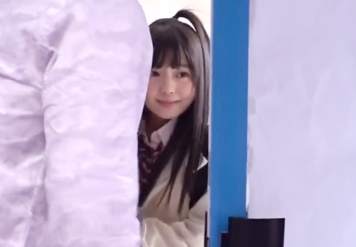 《素人ナンパ企画》「なになにｗなにここｗ」彼氏のチンポ当てゲームでスレンダー貧乳ちっぱい幼い美女が寝取られちゃうｗ