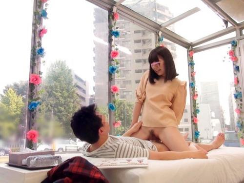 エロ過ぎる絶頂に思わず肉棒挿入本生セックス！友達同士のシロウト女の子大生徒たちマジミラ便乗車して素股に挑戦！