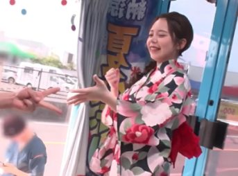 〈一般人〉モグモグしながら玩具でマンコ刺激され立ちバックできれいな腰を反らせてお顔歪んで感じまくっちゃう