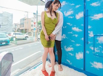 【MM号】マキシワンピの奥様さんの股間を刺激責め!スケベ染みたっぷり潮吹きしちゃうほど感じまくり