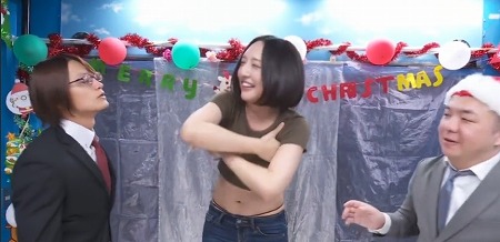 【MM号】【こんなHなことされるなんて】街中奥様をナンパしては公開カーHマンぐりがえし手マン