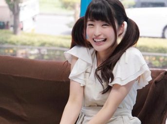 【シロウトナンパｘ潮娘】「だめだめっ！出るぅ！」保育士目指してる微ブスなツインテールJDに質問中に突然ハメて大量イキ潮！