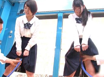 ［マジックミラー号］素人ナンパ‼『膣の中を洗うと感度が上がるんだよ❗』洗浄中にHな吐息が漏れるロリカワ女子校生たち❤