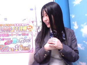【MM号】制服女の子がまんぐり拘束でｲｷ我慢！電マをあてられたサラサラヘア女子高生が潮吹き！【素人ナンパ】